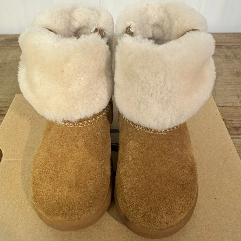 UGG Baby/Toddles US Size 6 Ankle Booties Chestnut Suede Sheepskin Lined 1095571T
